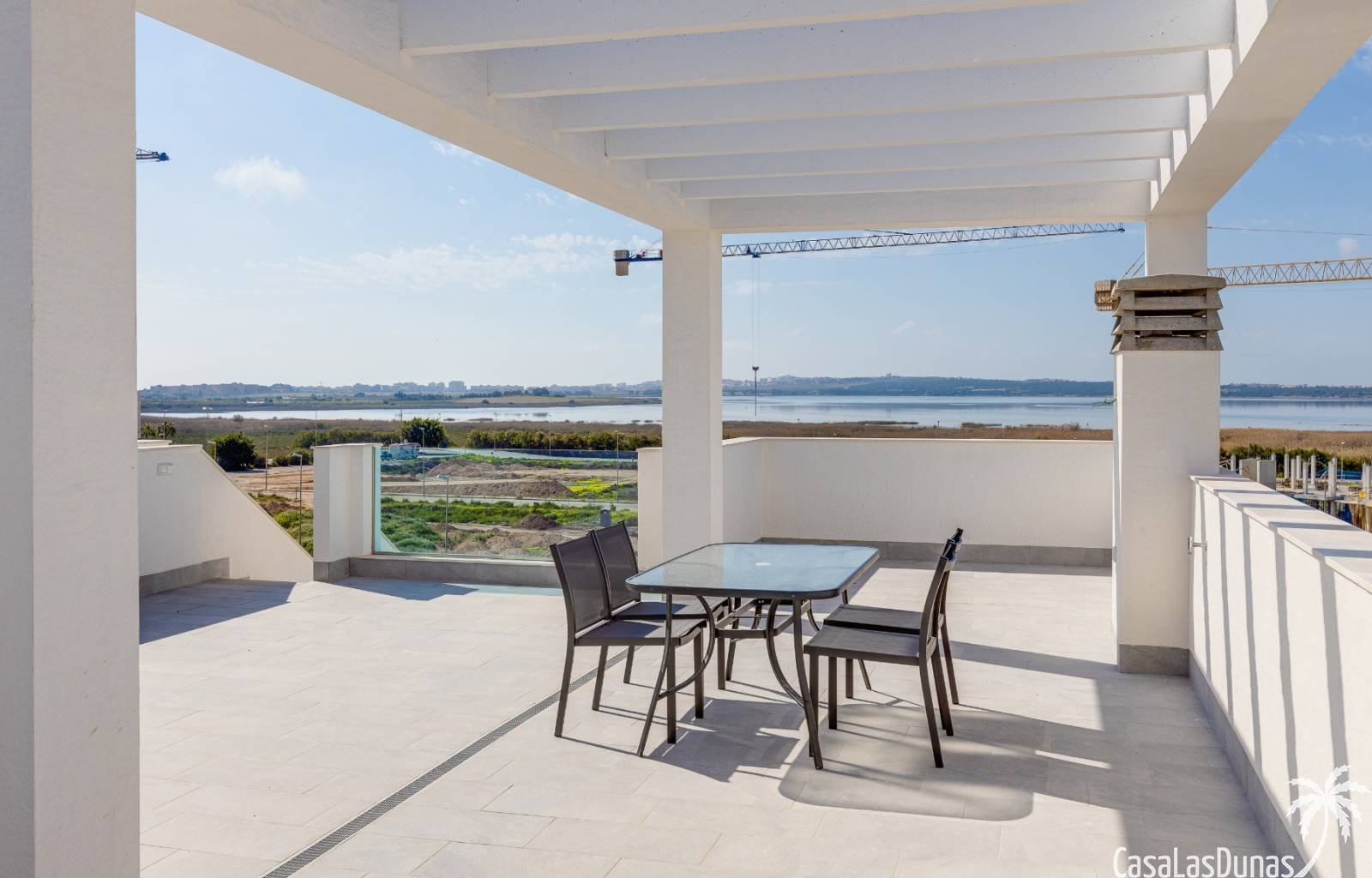 Oasis Beach XV ist ein Komplex von 130 Apartments, die die Wahl zwischen zwei oder drei Schlafzimmern und zwei Badezimmern haben, die um eine große G