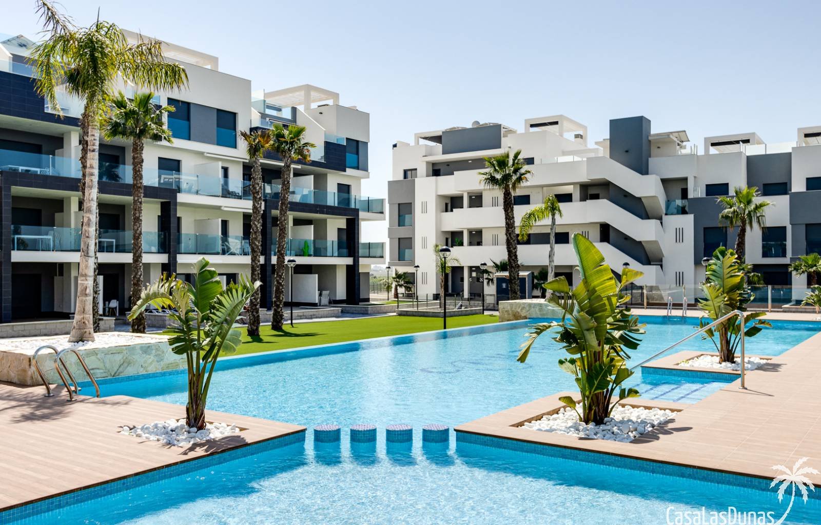 Oasis Beach XV ist ein Komplex von 130 Apartments, die die Wahl zwischen zwei oder drei Schlafzimmern und zwei Badezimmern haben, die um eine große G