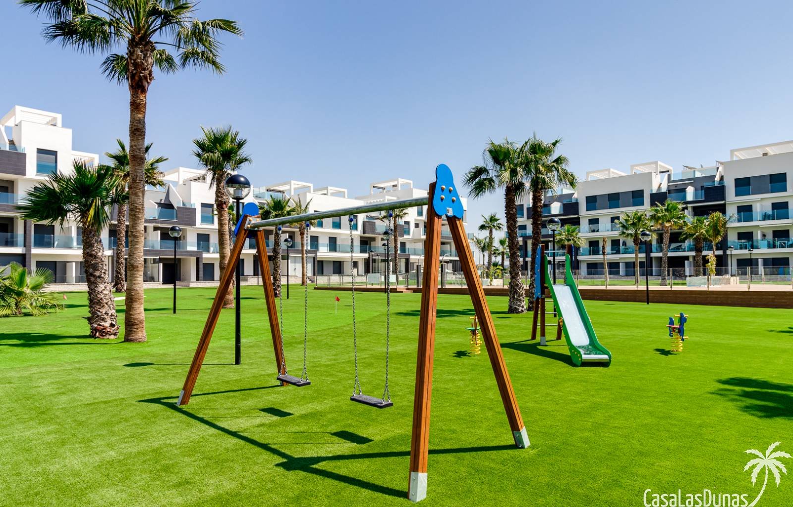 Oasis Beach XV ist ein Komplex von 130 Apartments, die die Wahl zwischen zwei oder drei Schlafzimmern und zwei Badezimmern haben, die um eine große G