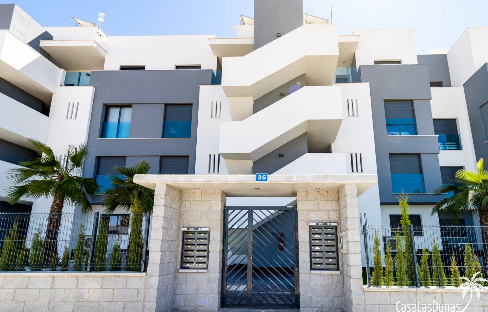 Oasis Beach XV ist ein Komplex von 130 Apartments, die die Wahl zwischen zwei oder drei Schlafzimmern und zwei Badezimmern haben, die um eine große G