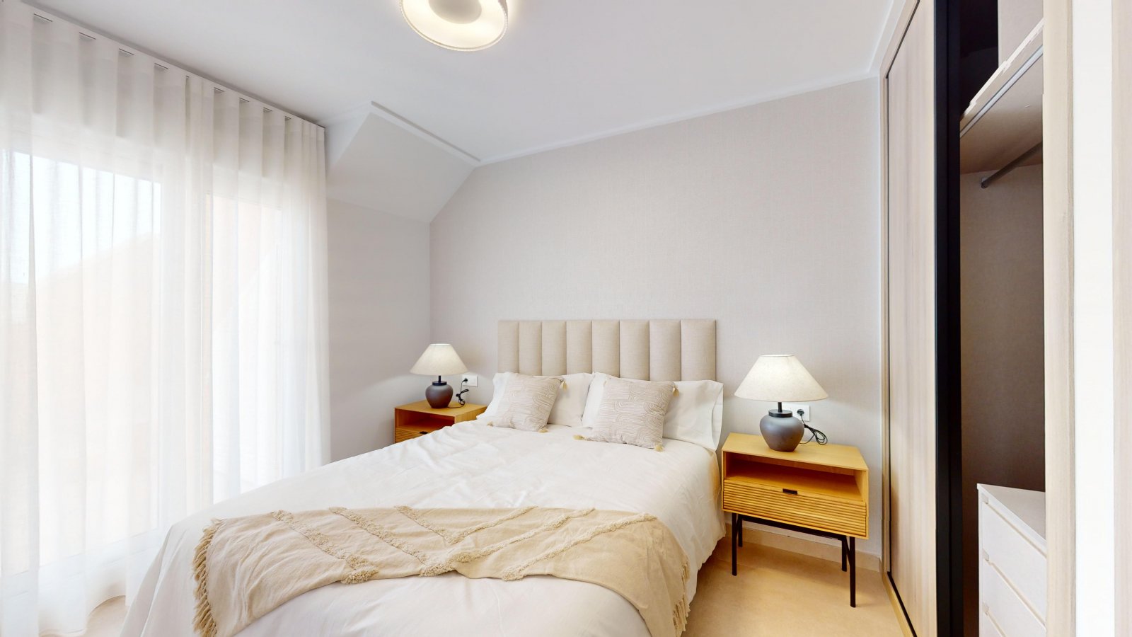 Im charmanten Ort Pilar de la Horadada gelegen, bietet diese Wohnanlage eine Vielzahl von Wohnmöglichkeiten, die unterschiedlichen Bedürfnissen gerec