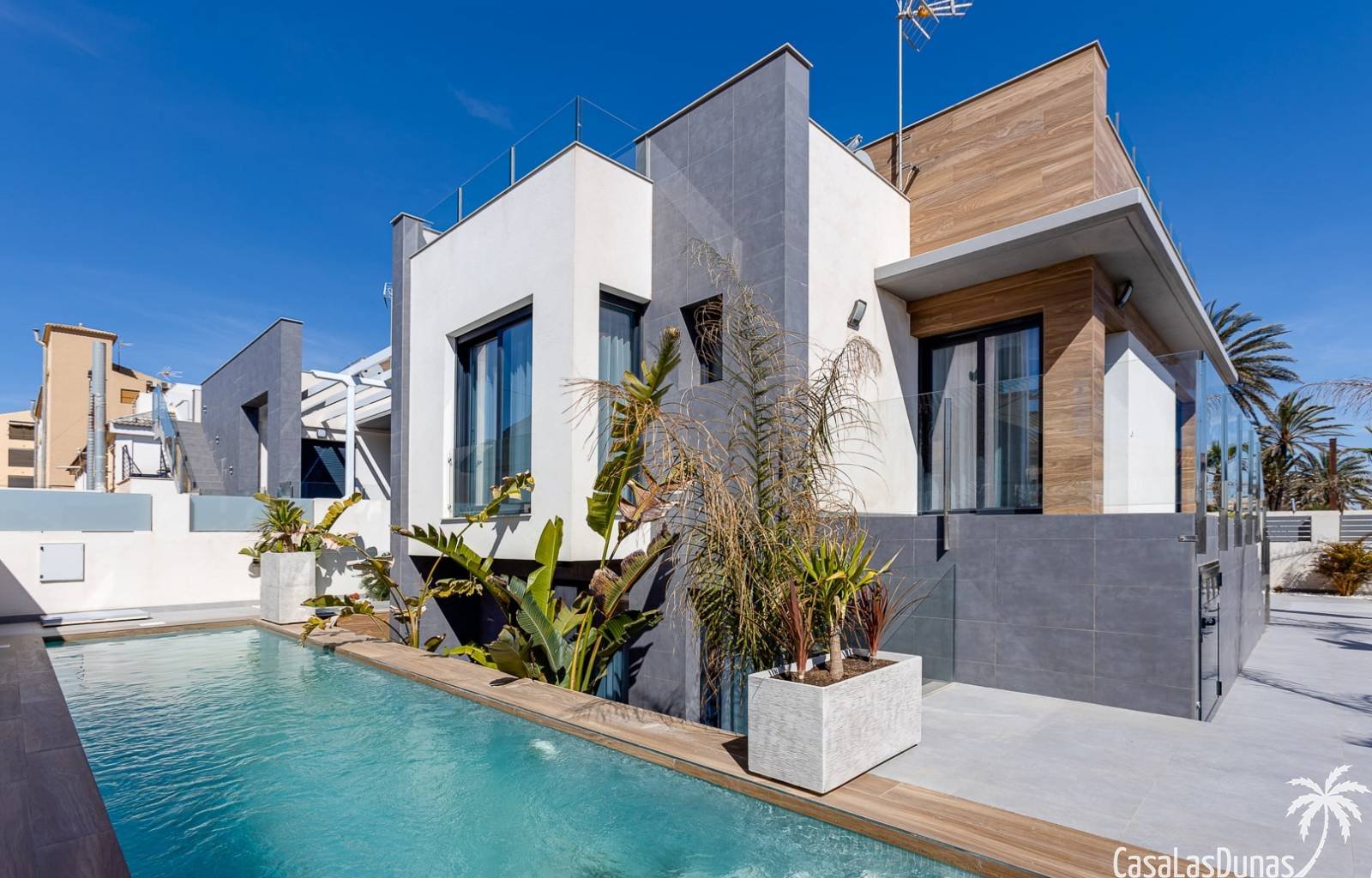 La Mata:  Im besten Teil der Stadt Torrevieja; In La Mata gibt es zwei Luxusvillen mit 4 Schlafzimmern und 3 Bädern. Natürlich ausgestattet mit einem privaten  