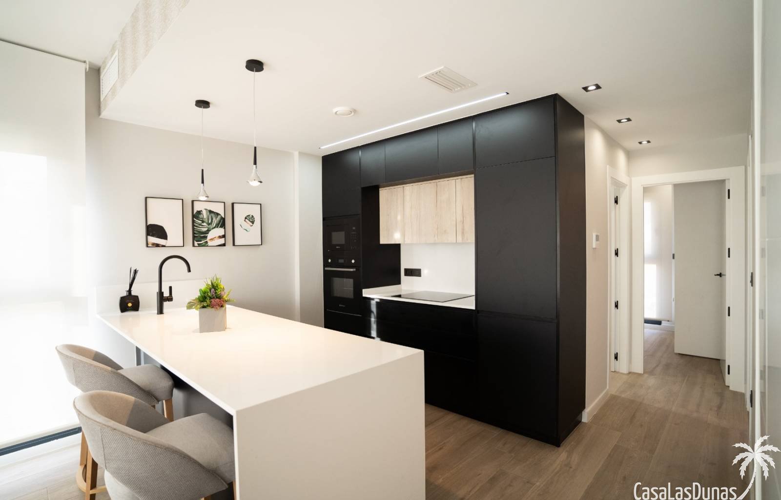 In Villamartin entsteht ein prächtiger Neubaukomplex mit 16 Doppelhäusern. Die modernen Apartments verfügen über 2 Schlafzimmer und 2 Badezimmer. Die