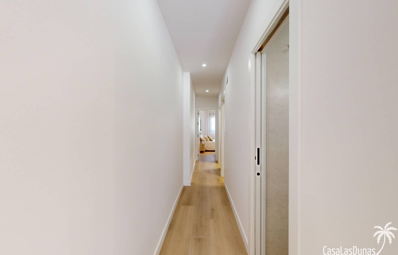 Diese wunderschönen neuen Apartments liegen direkt im Zentrum von Guardamar, nur 600 Meter vom Sandstrand entfernt. Sie sind geräumig, mit 3 Schlafzi