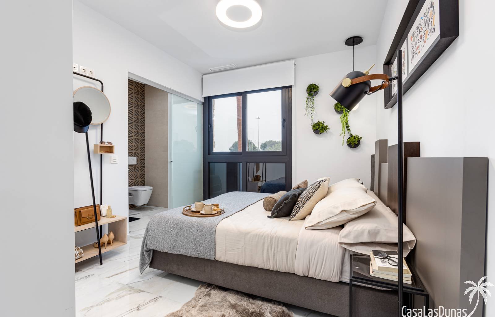 Diese schöne Wohnanlage besteht aus einem modernen Gebäude mit 31 Häusern mit 2 Schlafzimmern, 2 Bädern und großen Terrassen von 20 m², Tiefgarage, w