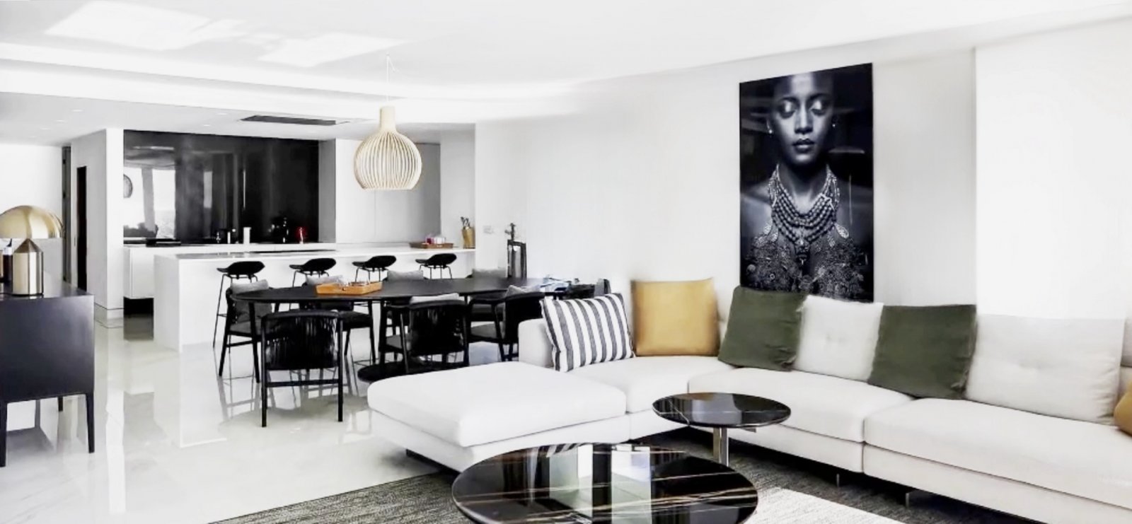 Im charmanten Ort Relleu gelegen, bietet dieser Wohnkomplex eine Vielzahl von Wohnoptionen, die sich an unterschiedliche Bedürfnisse anpassen. Mit in