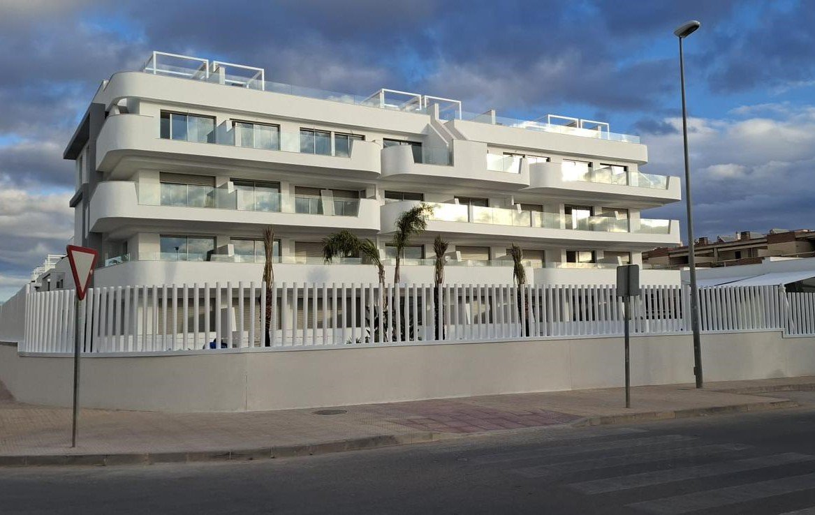 In der prestigeträchtigen Gegend von Cabo Roig gelegen, bietet diese Wohnanlage eine Auswahl von 23 Immobilien, darunter Apartments, Erdgeschosswohnu