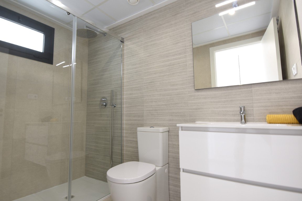 In der charmanten Stadt San Miguel de Salinas gelegen, bietet diese Wohnanlage eine Vielzahl von Wohnmöglichkeiten, die unterschiedlichen Bedürfnisse