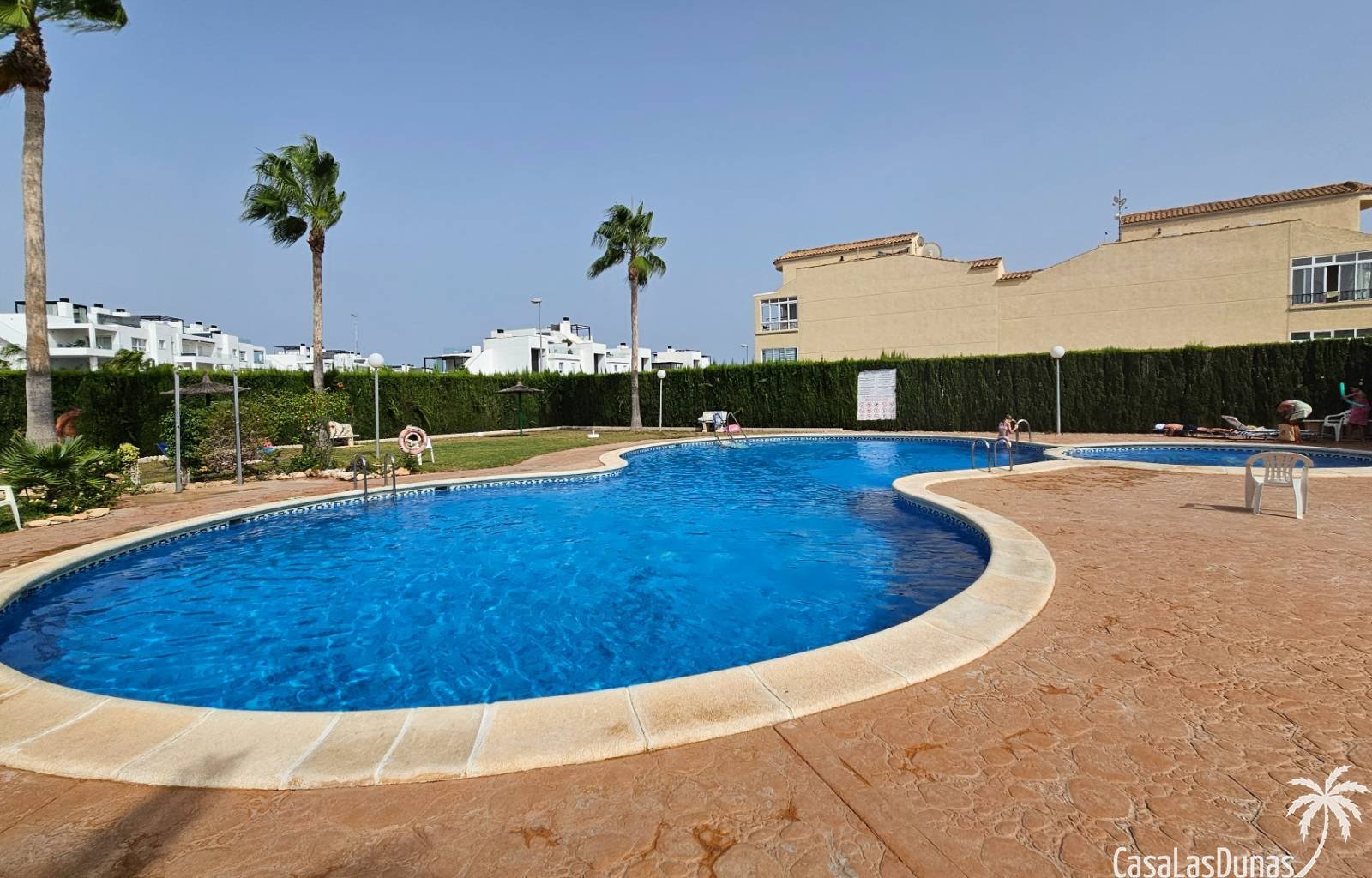 Orihuela Costa:  Wir bieten diese herrliche Erdgeschosswohnung mit privatem Garten und Gemeinschaftspool zum Verkauf an. 2 km vom Meer entfernt und umgeben von mehrer 