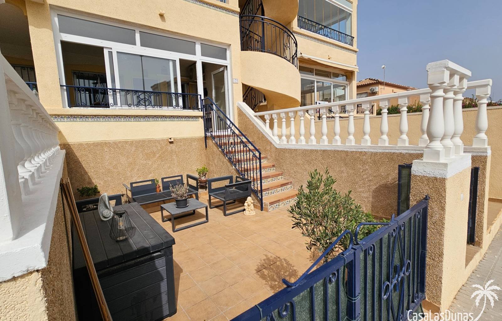 Wir bieten diese herrliche Erdgeschosswohnung mit privatem Garten und Gemeinschaftspool zum Verkauf an. 2 km vom Meer entfernt und umgeben von mehrer