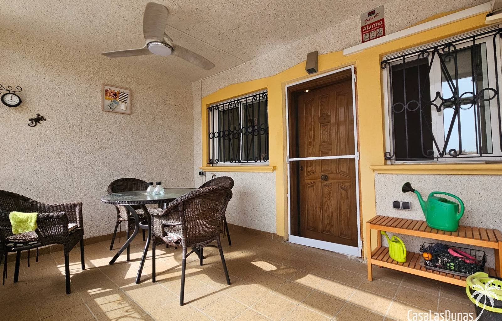 Wir bieten diese herrliche Erdgeschosswohnung mit privatem Garten und Gemeinschaftspool zum Verkauf an. 2 km vom Meer entfernt und umgeben von mehrer