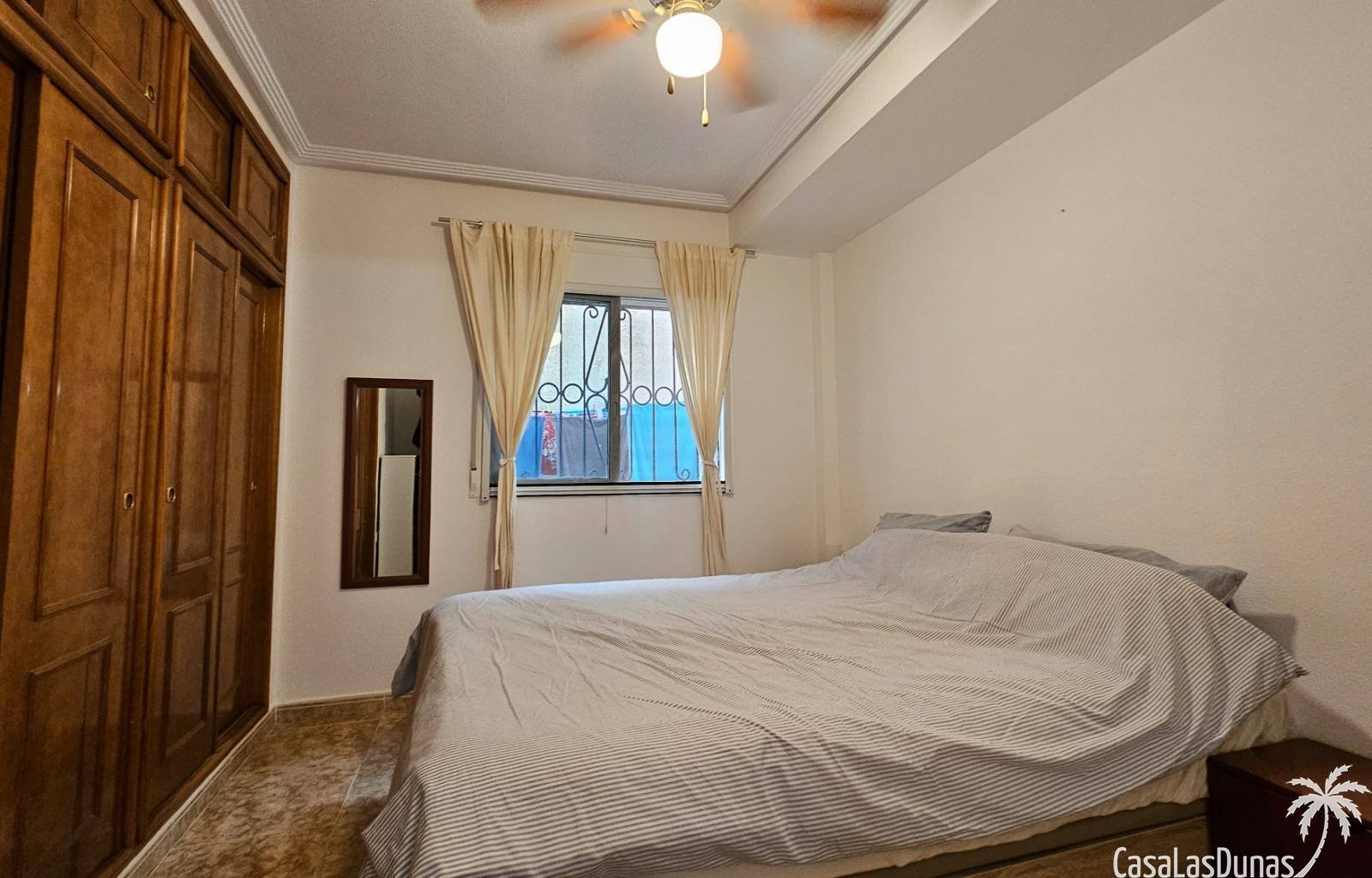 Wir bieten diese herrliche Erdgeschosswohnung mit privatem Garten und Gemeinschaftspool zum Verkauf an. 2 km vom Meer entfernt und umgeben von mehrer