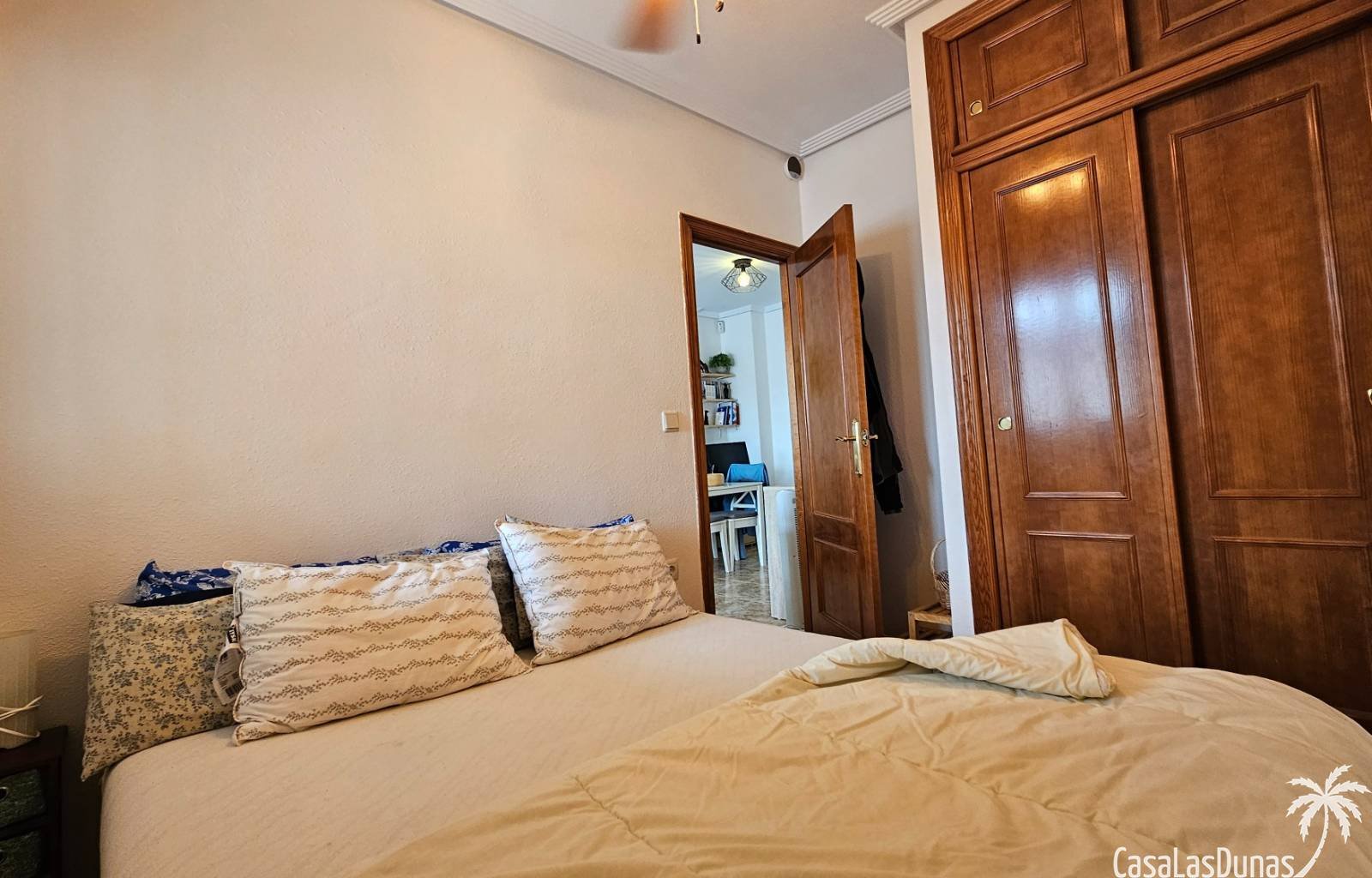 Wir bieten diese herrliche Erdgeschosswohnung mit privatem Garten und Gemeinschaftspool zum Verkauf an. 2 km vom Meer entfernt und umgeben von mehrer