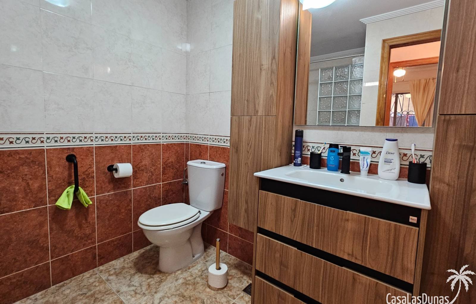 Wir bieten diese herrliche Erdgeschosswohnung mit privatem Garten und Gemeinschaftspool zum Verkauf an. 2 km vom Meer entfernt und umgeben von mehrer