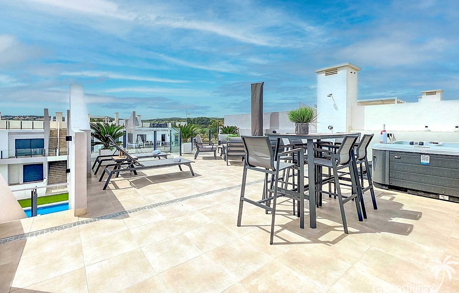 Wir sind stolz, Ihnen dieses prächtige und elegante Anwesen im malerischen Dorf San Miguel de Salinas im Süden der Provinz Alicante anbieten zu könne