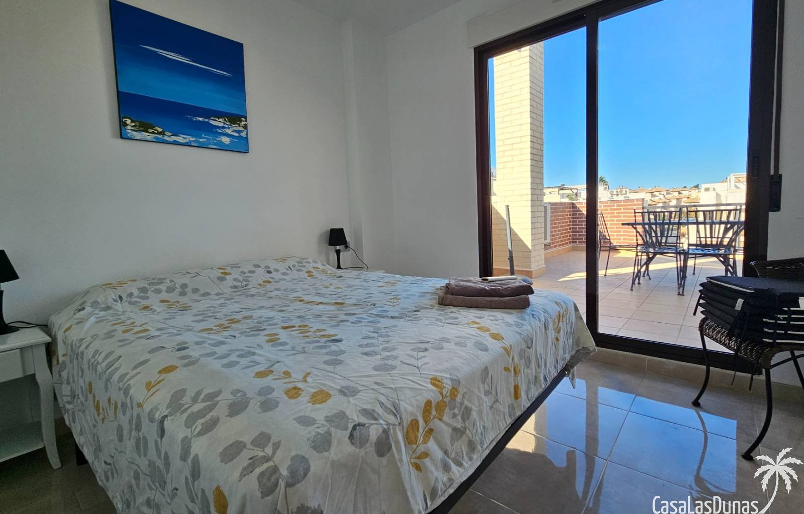 Entdecken Sie diese ideal gelegene Dachgeschosswohnung mit privater Dachterrasse in Lomas de Cabo Roig, nur wenige Schritte von Geschäften, Bars, Res