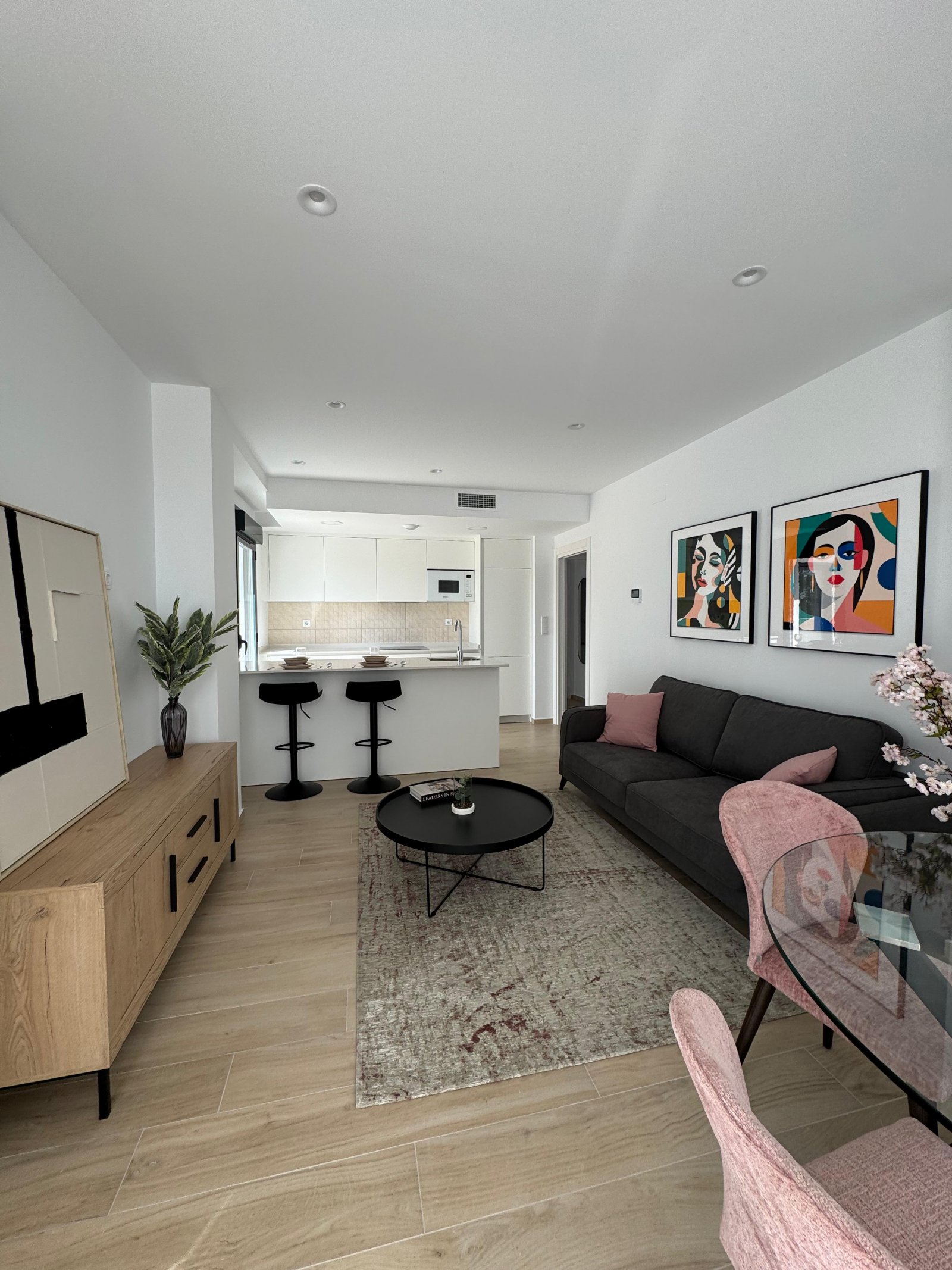 In Torre-Pacheco gelegen, bietet diese Wohnanlage eine Vielzahl von Wohnungen, darunter Apartments, Erdgeschosse und Penthäuser. Mit insgesamt 19 Imm