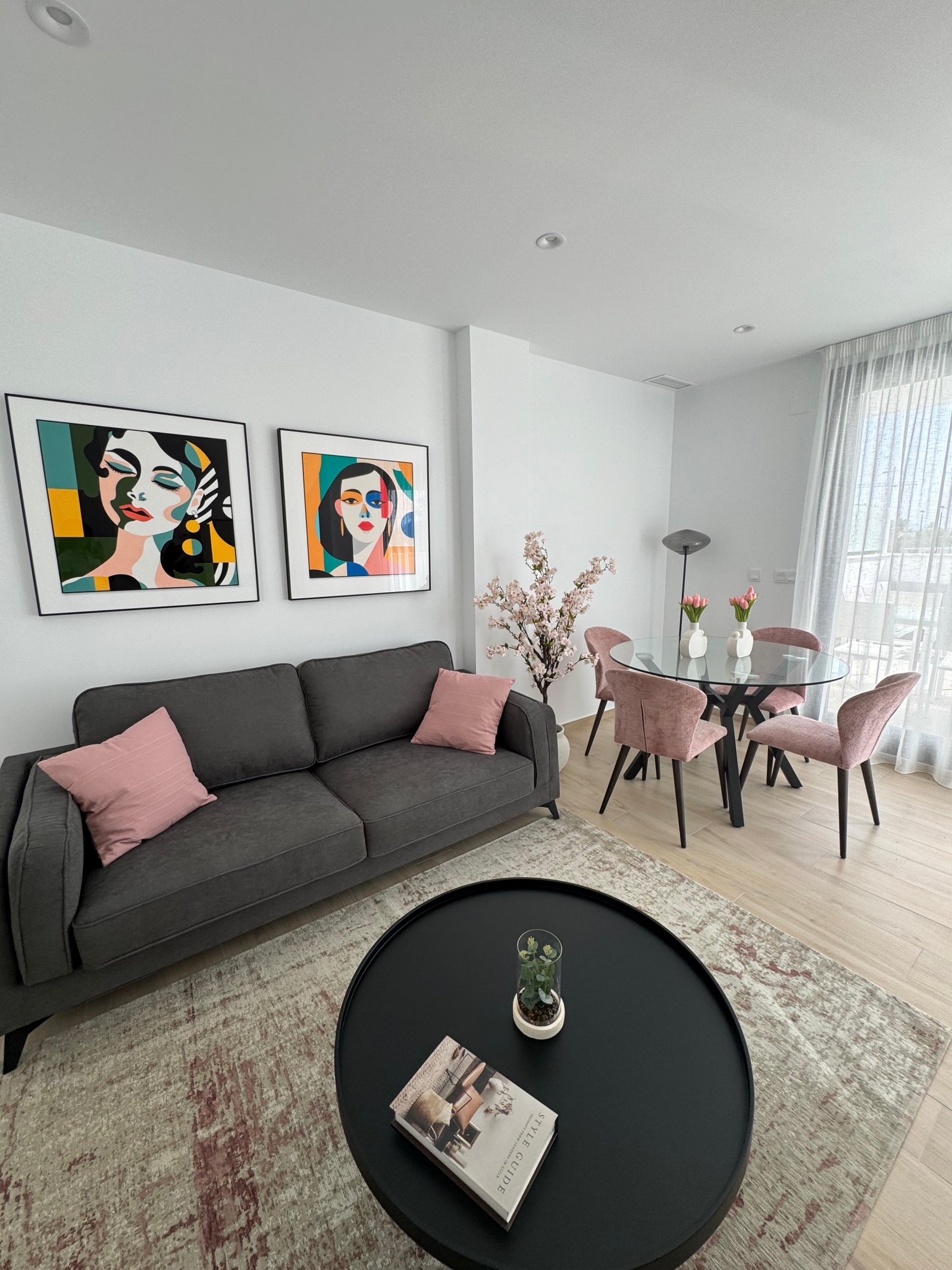 In Torre-Pacheco gelegen, bietet diese Wohnanlage eine Vielzahl von Wohnungen, darunter Apartments, Erdgeschosse und Penthäuser. Mit insgesamt 19 Imm