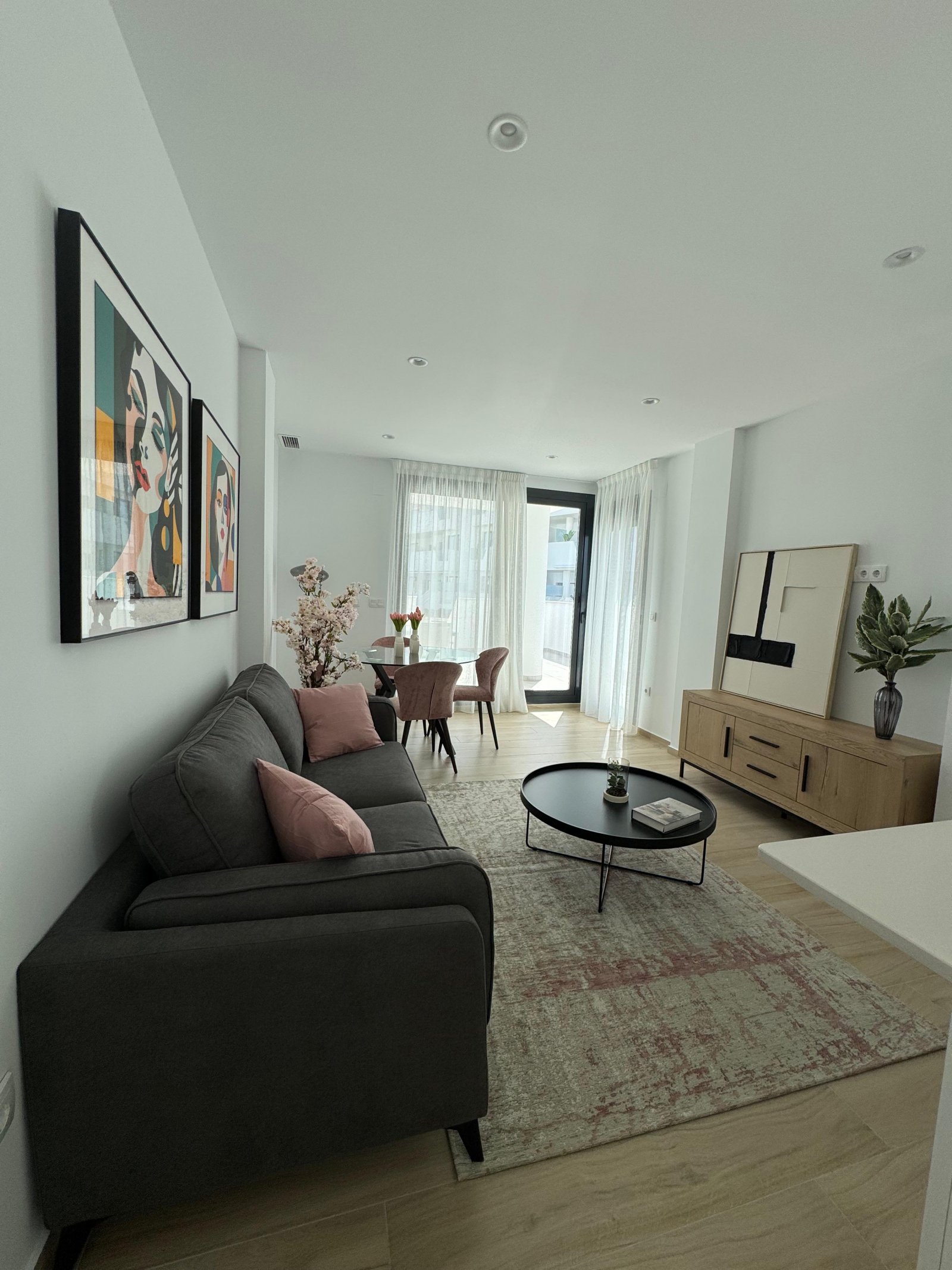 In Torre-Pacheco gelegen, bietet diese Wohnanlage eine Vielzahl von Wohnungen, darunter Apartments, Erdgeschosse und Penthäuser. Mit insgesamt 19 Imm