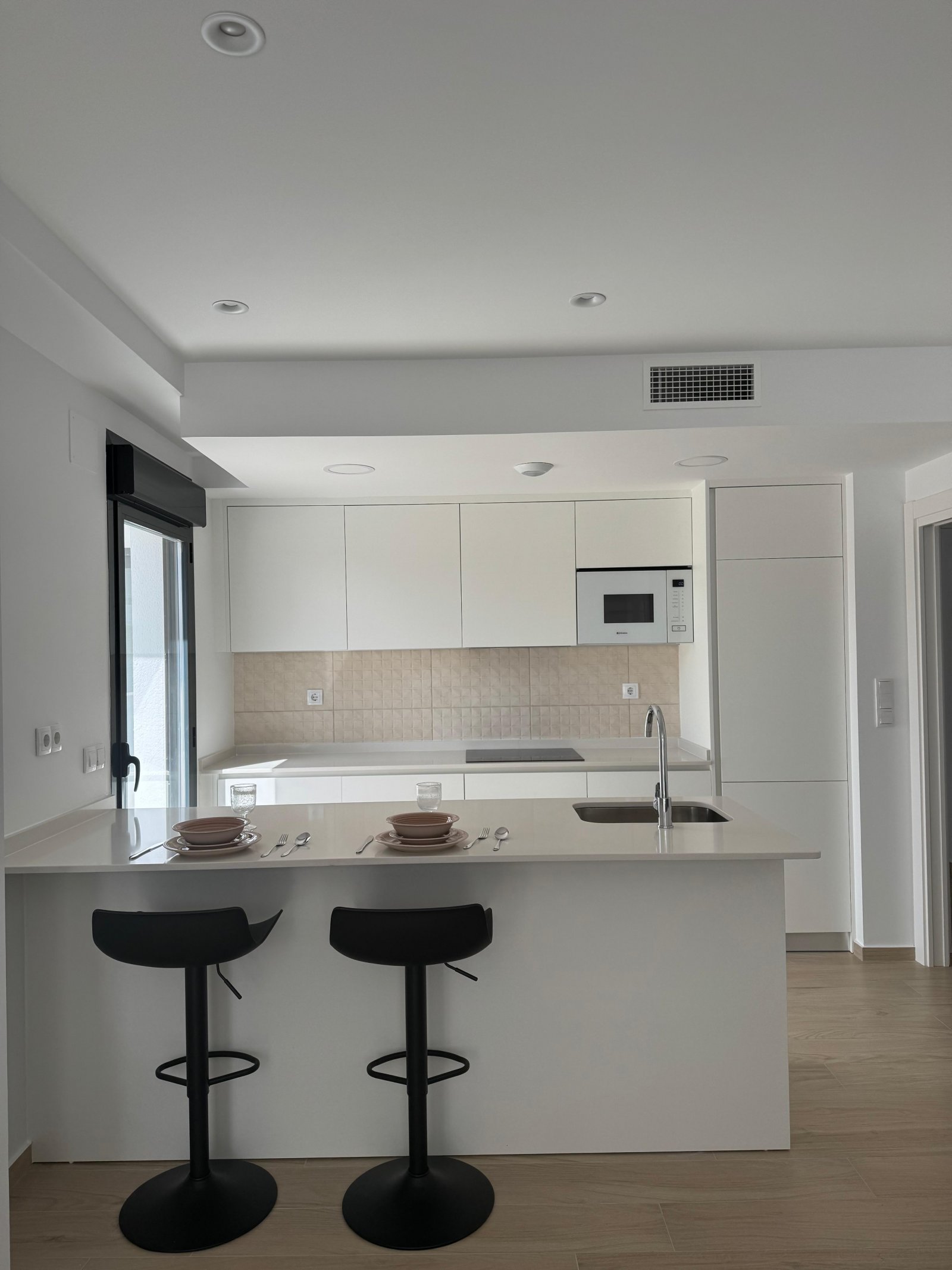 In Torre-Pacheco gelegen, bietet diese Wohnanlage eine Vielzahl von Wohnungen, darunter Apartments, Erdgeschosse und Penthäuser. Mit insgesamt 19 Imm