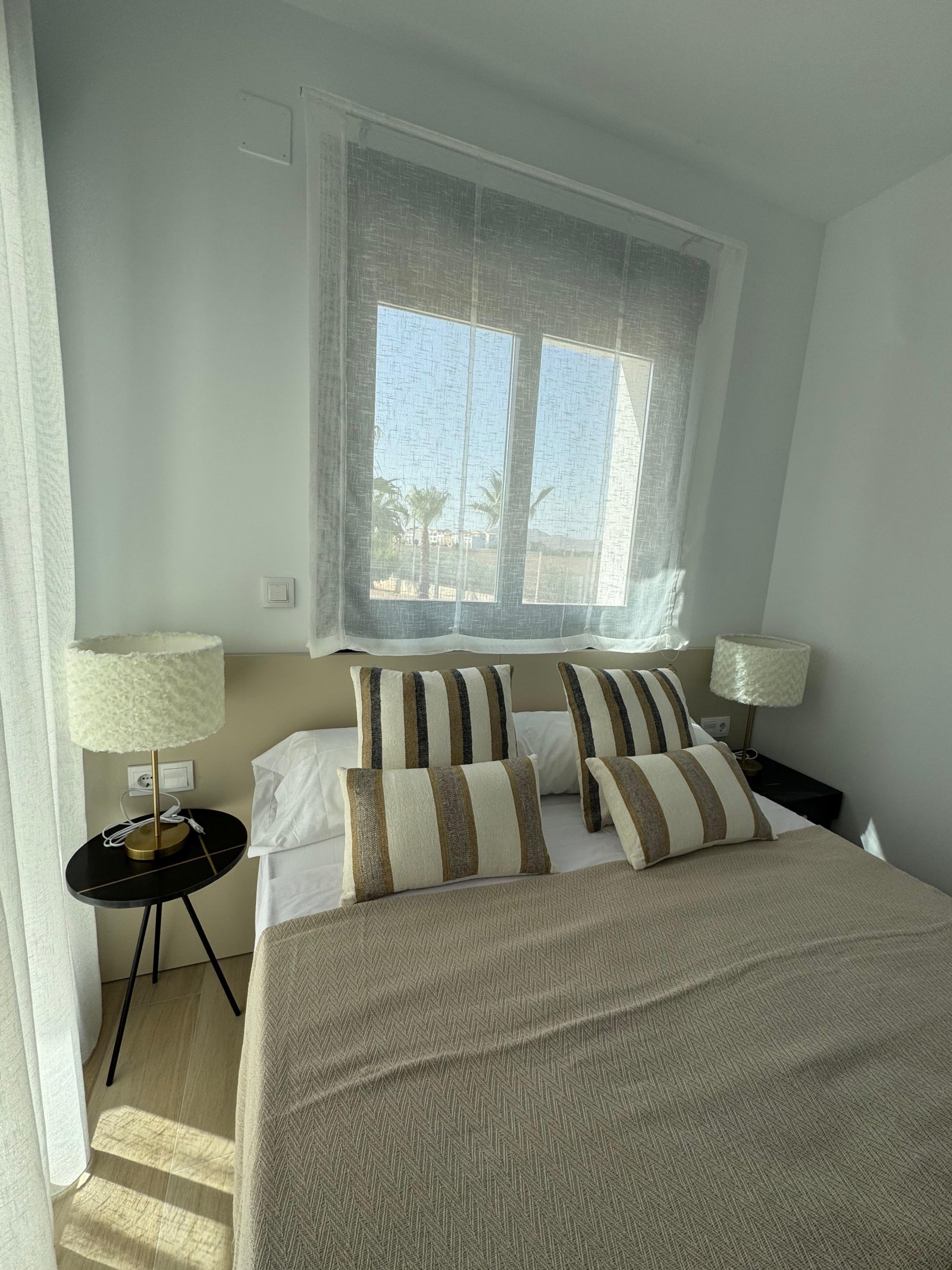 In Torre-Pacheco gelegen, bietet diese Wohnanlage eine Vielzahl von Wohnungen, darunter Apartments, Erdgeschosse und Penthäuser. Mit insgesamt 19 Imm