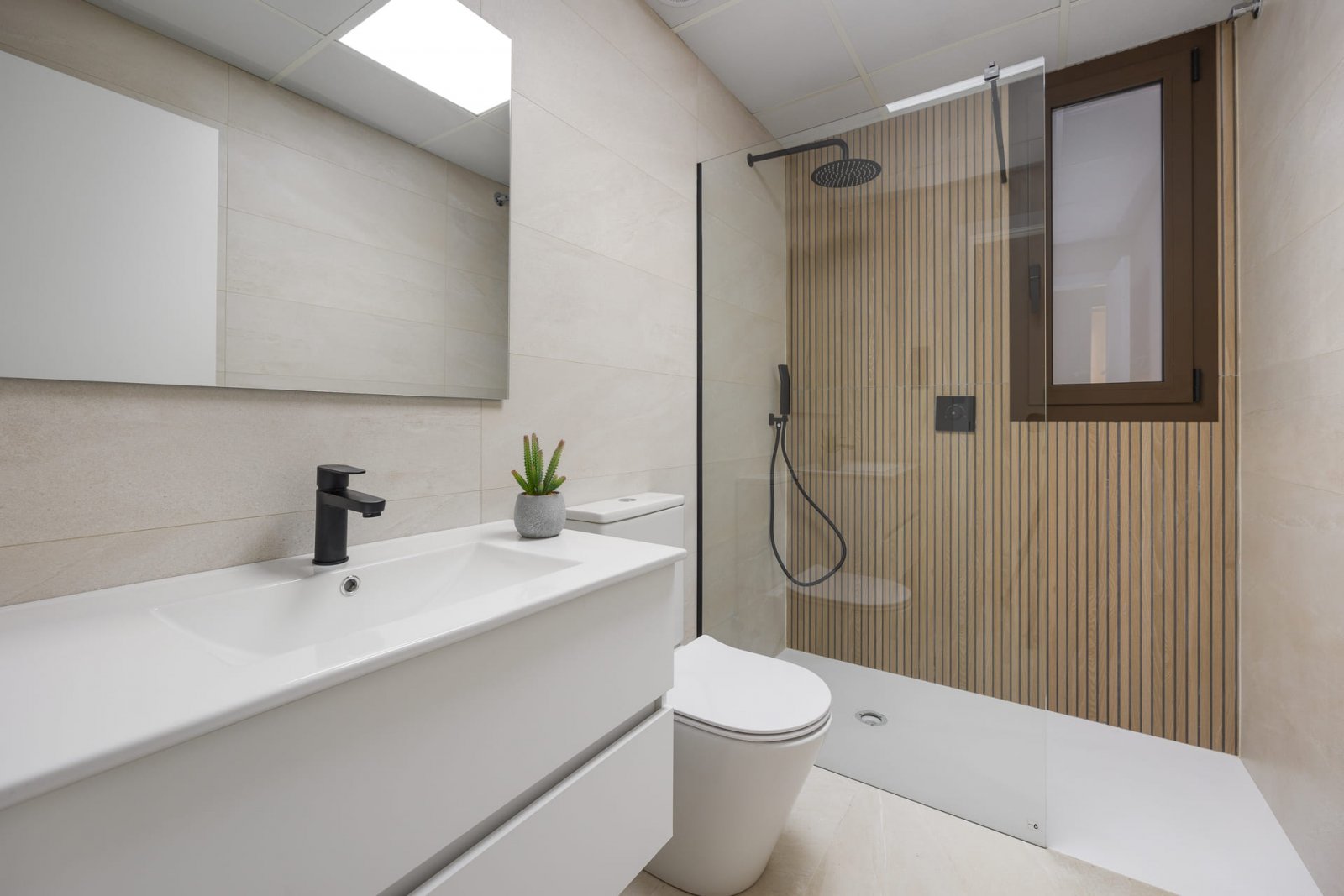 In der charmanten Stadt Los Alcázares gelegen, bietet dieser Wohnkomplex eine Vielzahl von Wohnmöglichkeiten, die sich an unterschiedliche Bedürfniss