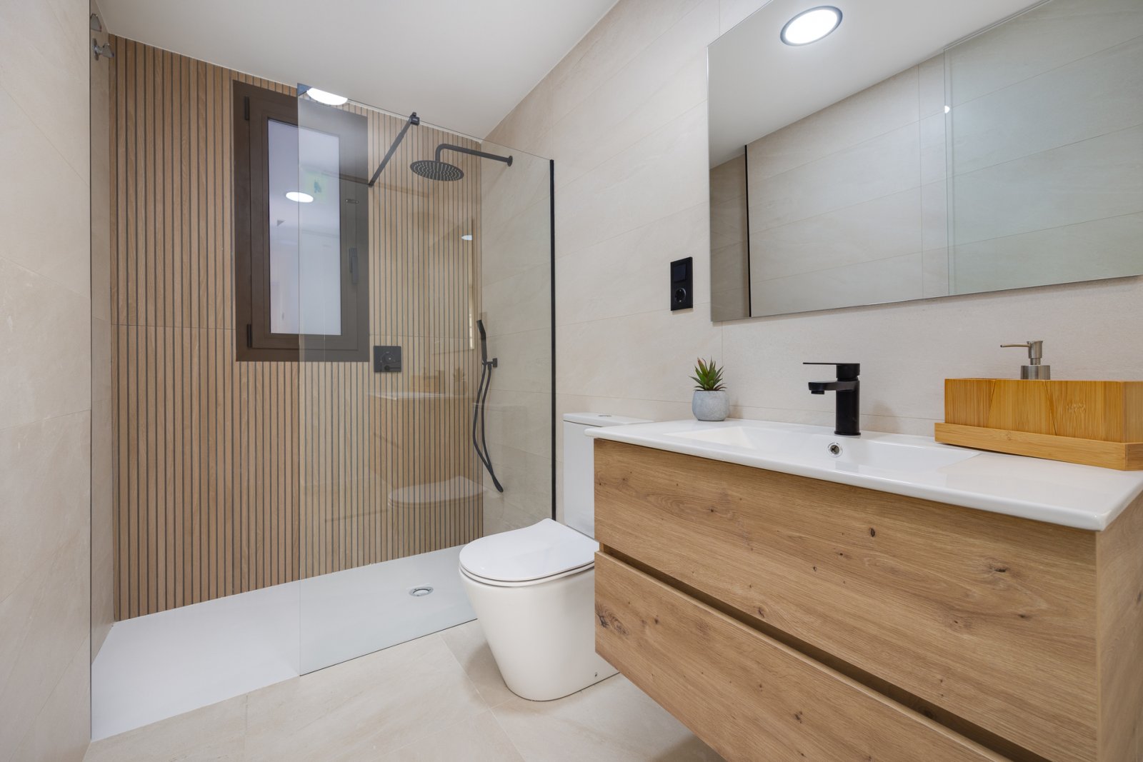 In der charmanten Stadt Los Alcázares gelegen, bietet dieser Wohnkomplex eine Vielzahl von Wohnmöglichkeiten, die sich an unterschiedliche Bedürfniss