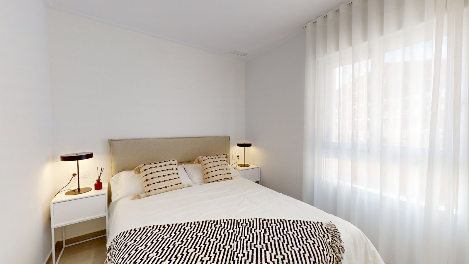 In der charmanten Stadt Guardamar del Segura gelegen, bietet diese exklusive Wohnanlage ein einzigartiges Wohnerlebnis mit Meerblick. Sie besteht aus