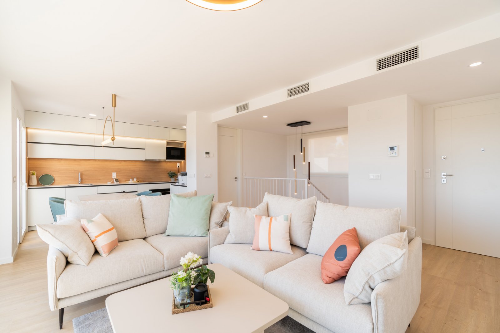  In der charmanten Stadt La Nucia gelegen, bietet diese exklusive Sammlung von 28 Immobilien eine einzigartige Wohnumgebung mit Meerblick. Das Angebot