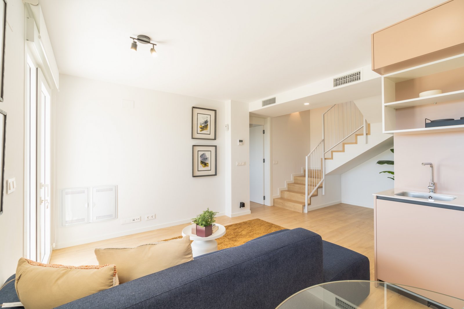  In der charmanten Stadt La Nucia gelegen, bietet diese exklusive Sammlung von 28 Immobilien eine einzigartige Wohnumgebung mit Meerblick. Das Angebot