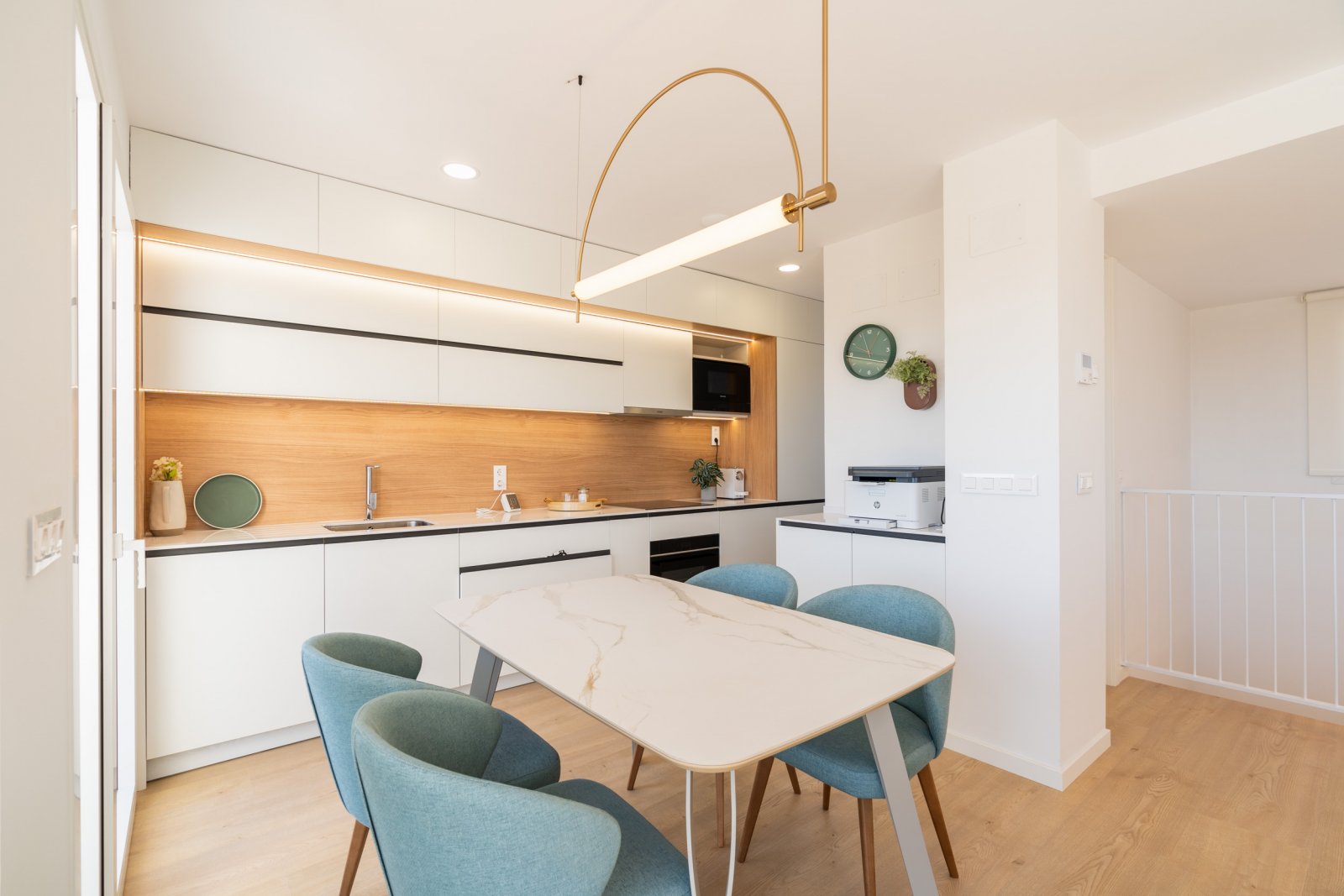  In der charmanten Stadt La Nucia gelegen, bietet diese exklusive Sammlung von 28 Immobilien eine einzigartige Wohnumgebung mit Meerblick. Das Angebot