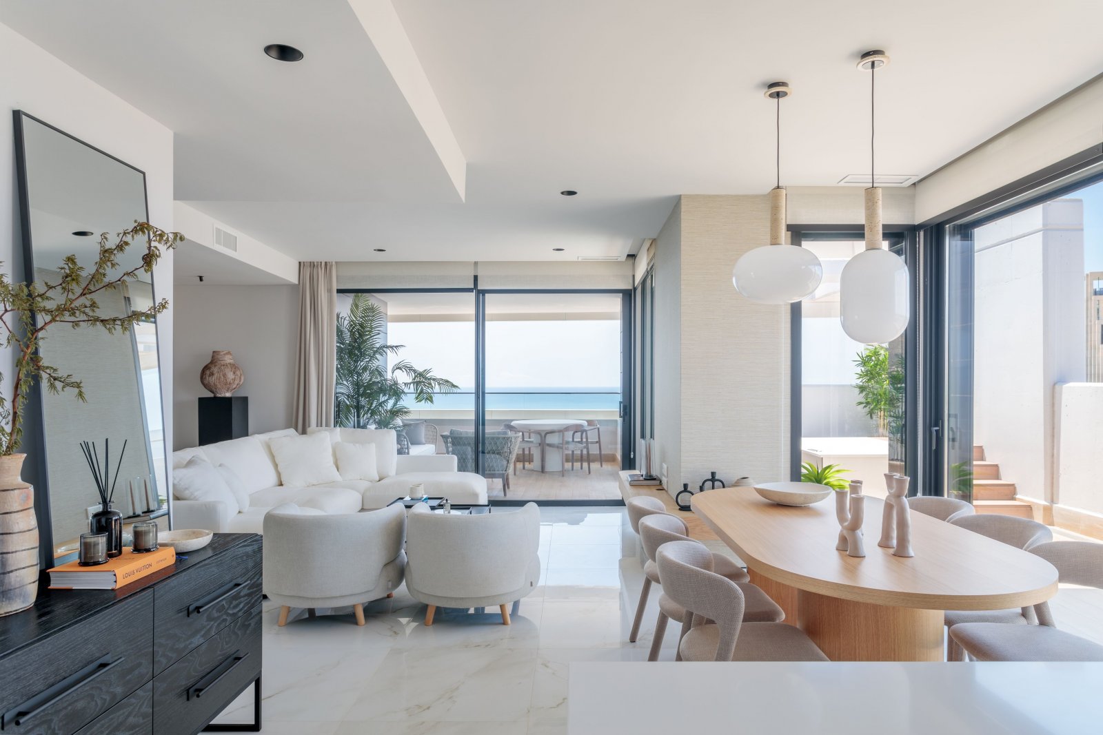 In der pulsierenden Stadt Benidorm gelegen, bietet dieser exklusive Wohnkomplex eine einzigartige Gelegenheit, das Leben am Meer zu genießen. Mit ins