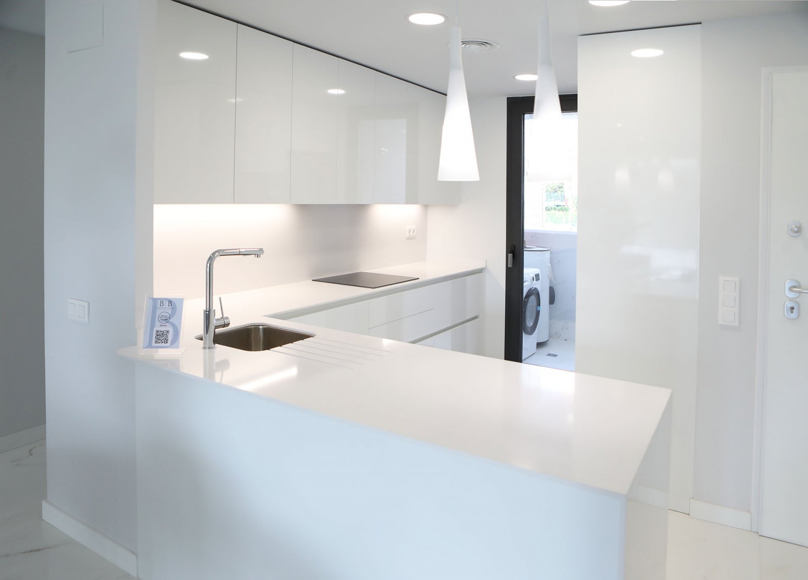 In der pulsierenden Stadt Benidorm gelegen, bietet dieser exklusive Wohnkomplex eine einzigartige Gelegenheit, das Leben am Meer zu genießen. Mit ins