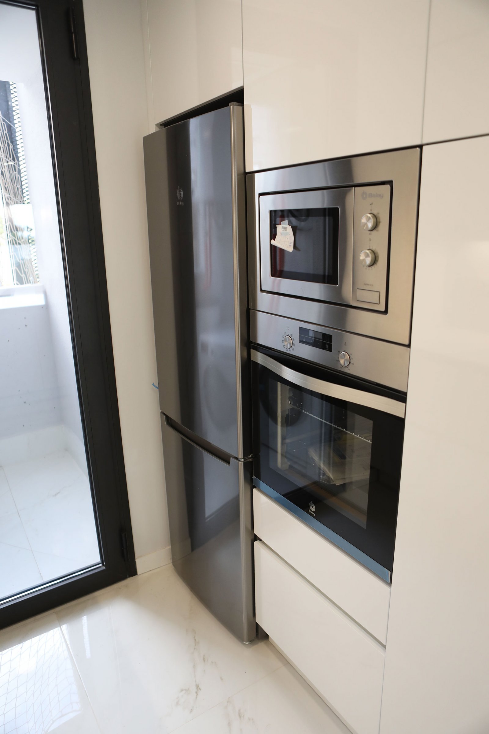 In der pulsierenden Stadt Benidorm gelegen, bietet dieser exklusive Wohnkomplex eine einzigartige Gelegenheit, das Leben am Meer zu genießen. Mit ins