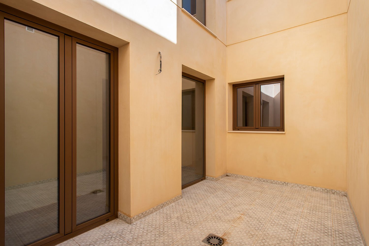 Im charmanten Ort Hondón de las Nieves gelegen, bietet diese Wohnanlage eine exklusive Auswahl an Wohnungen und Penthäusern. Mit insgesamt zwei verfü