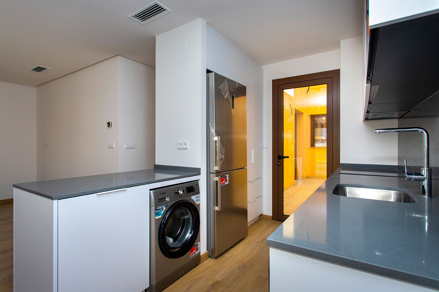 Im charmanten Ort Hondón de las Nieves gelegen, bietet diese Wohnanlage eine exklusive Auswahl an Wohnungen und Penthäusern. Mit insgesamt zwei verfü