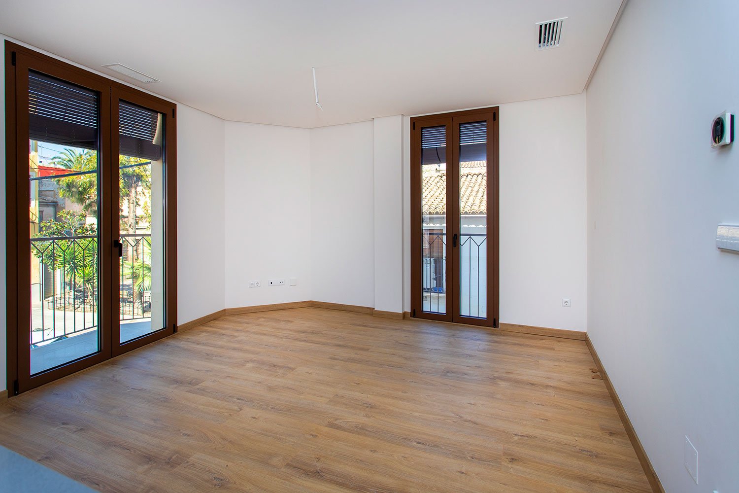 Im charmanten Ort Hondón de las Nieves gelegen, bietet diese Wohnanlage eine exklusive Auswahl an Wohnungen und Penthäusern. Mit insgesamt zwei verfü