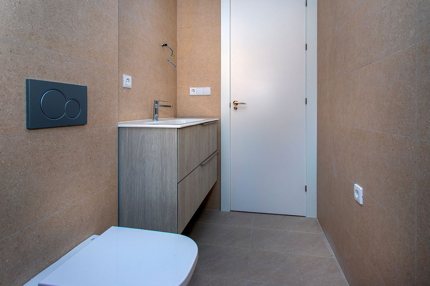 Im charmanten Ort Hondón de las Nieves gelegen, bietet diese Wohnanlage eine exklusive Auswahl an Wohnungen und Penthäusern. Mit insgesamt zwei verfü