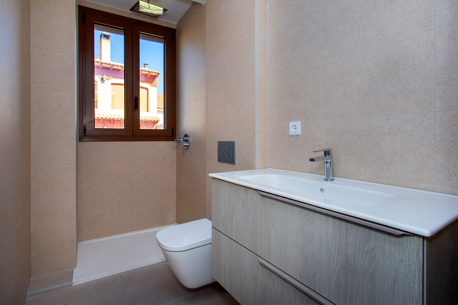 Im charmanten Ort Hondón de las Nieves gelegen, bietet diese Wohnanlage eine exklusive Auswahl an Wohnungen und Penthäusern. Mit insgesamt zwei verfü