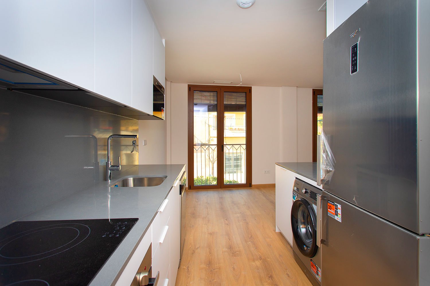 Im charmanten Ort Hondón de las Nieves gelegen, bietet diese Wohnanlage eine exklusive Auswahl an Wohnungen und Penthäusern. Mit insgesamt zwei verfü