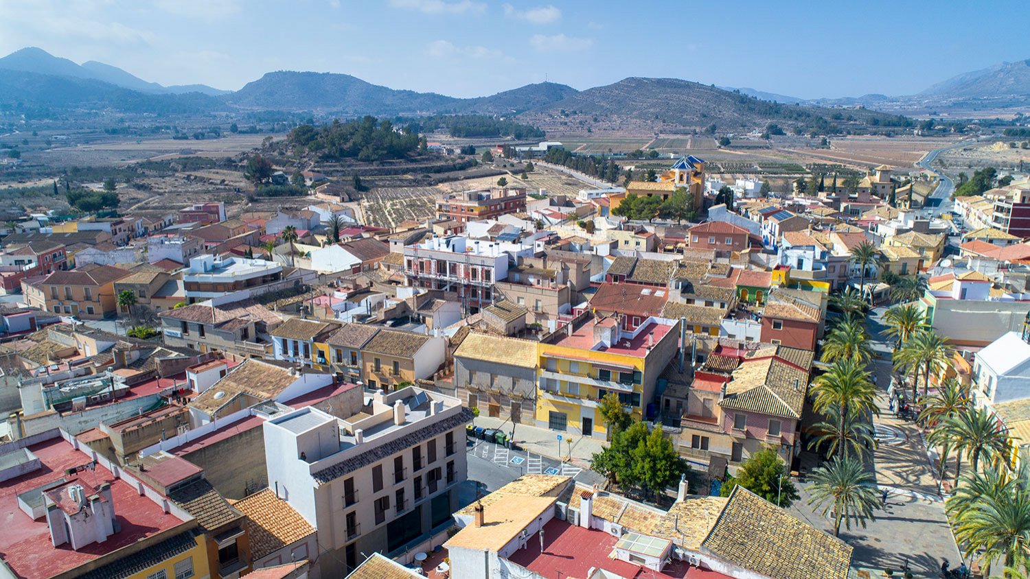 Im charmanten Ort Hondón de las Nieves gelegen, bietet diese Wohnanlage eine exklusive Auswahl an Wohnungen und Penthäusern. Mit insgesamt zwei verfü