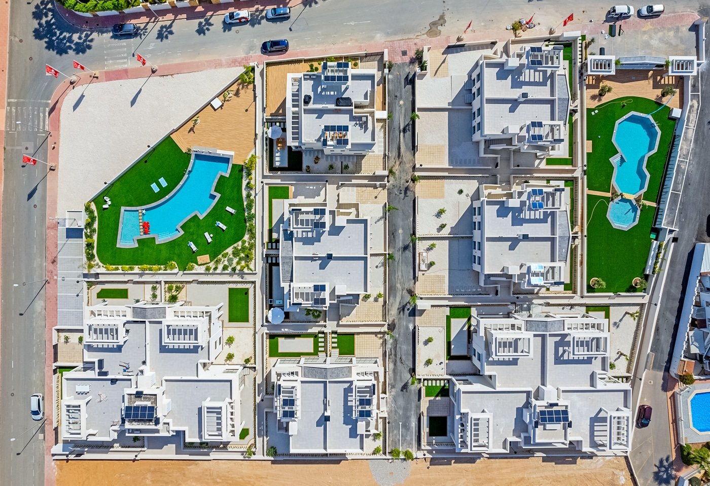 In der charmanten Stadt Rojales gelegen, bietet diese exklusive Wohnanlage eine Auswahl an Immobilien, darunter Apartments, Einfamilienhäuser und Pen