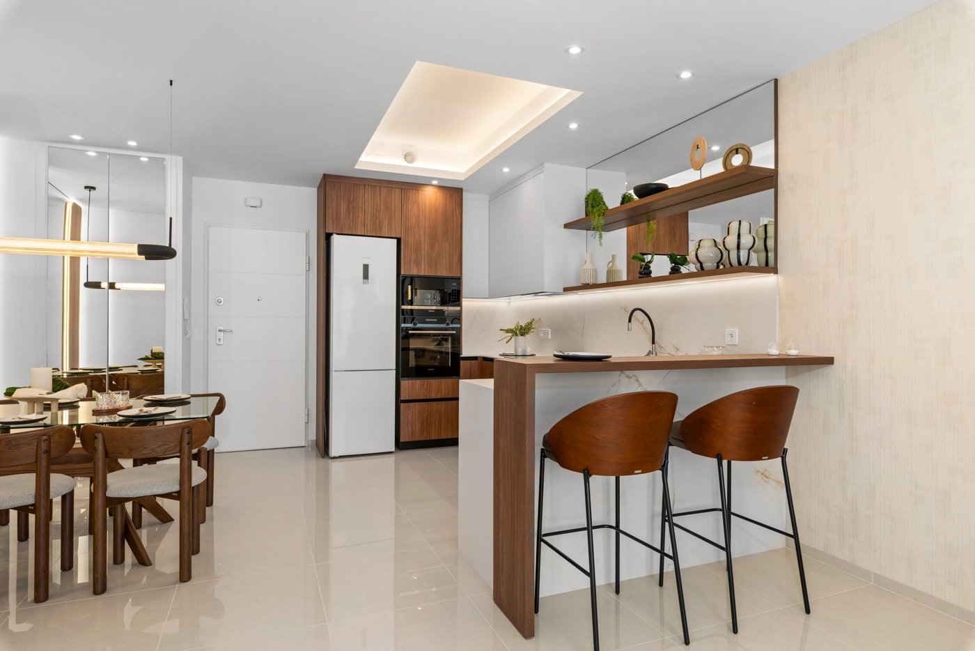 In der charmanten Stadt Rojales gelegen, bietet diese exklusive Wohnanlage eine Auswahl an Immobilien, darunter Apartments, Einfamilienhäuser und Pen