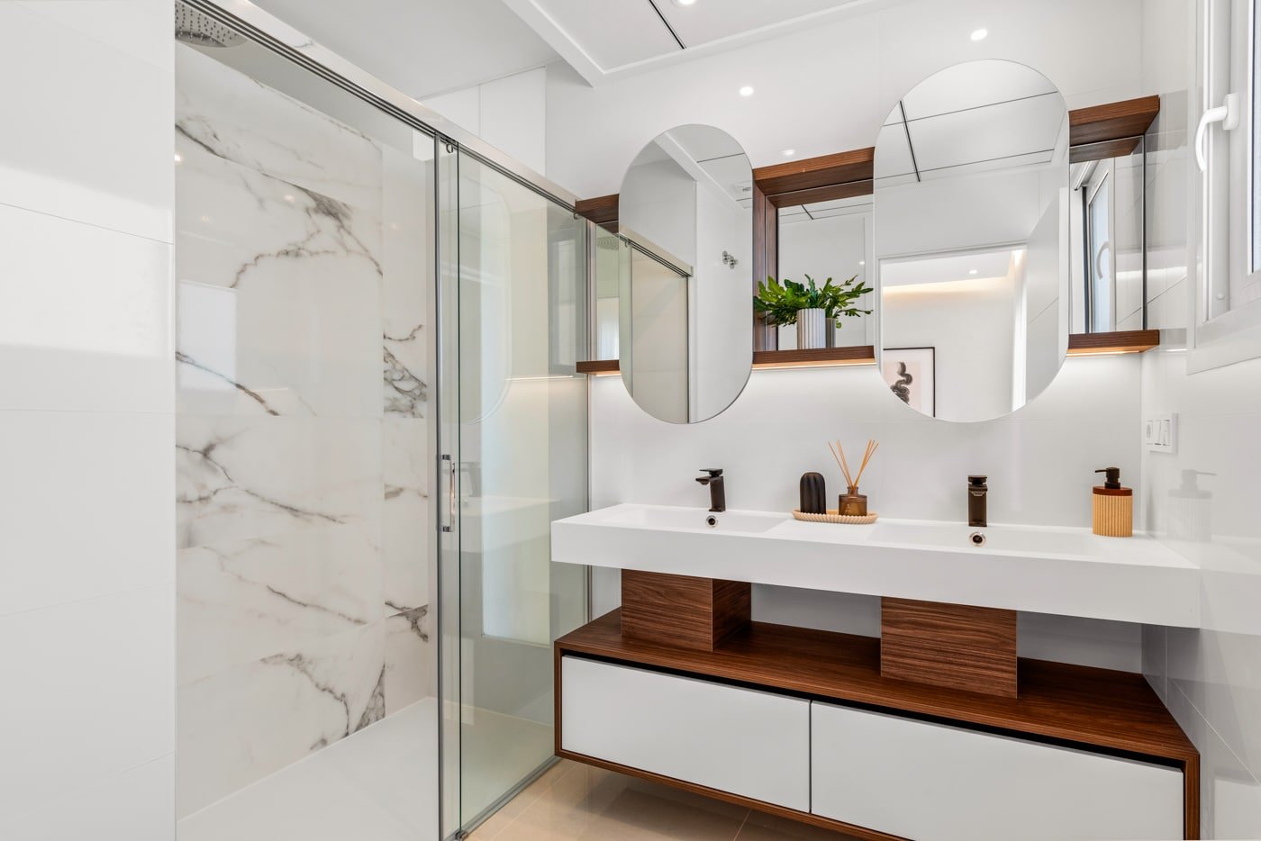 In der charmanten Stadt Rojales gelegen, bietet diese exklusive Wohnanlage eine Auswahl an Immobilien, darunter Apartments, Einfamilienhäuser und Pen