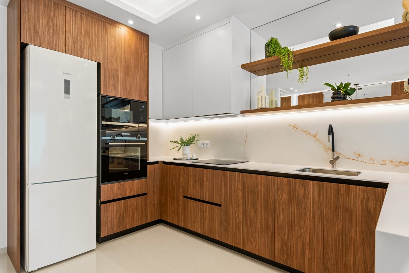 In der charmanten Stadt Rojales gelegen, bietet diese exklusive Wohnanlage eine Auswahl an Immobilien, darunter Apartments, Einfamilienhäuser und Pen