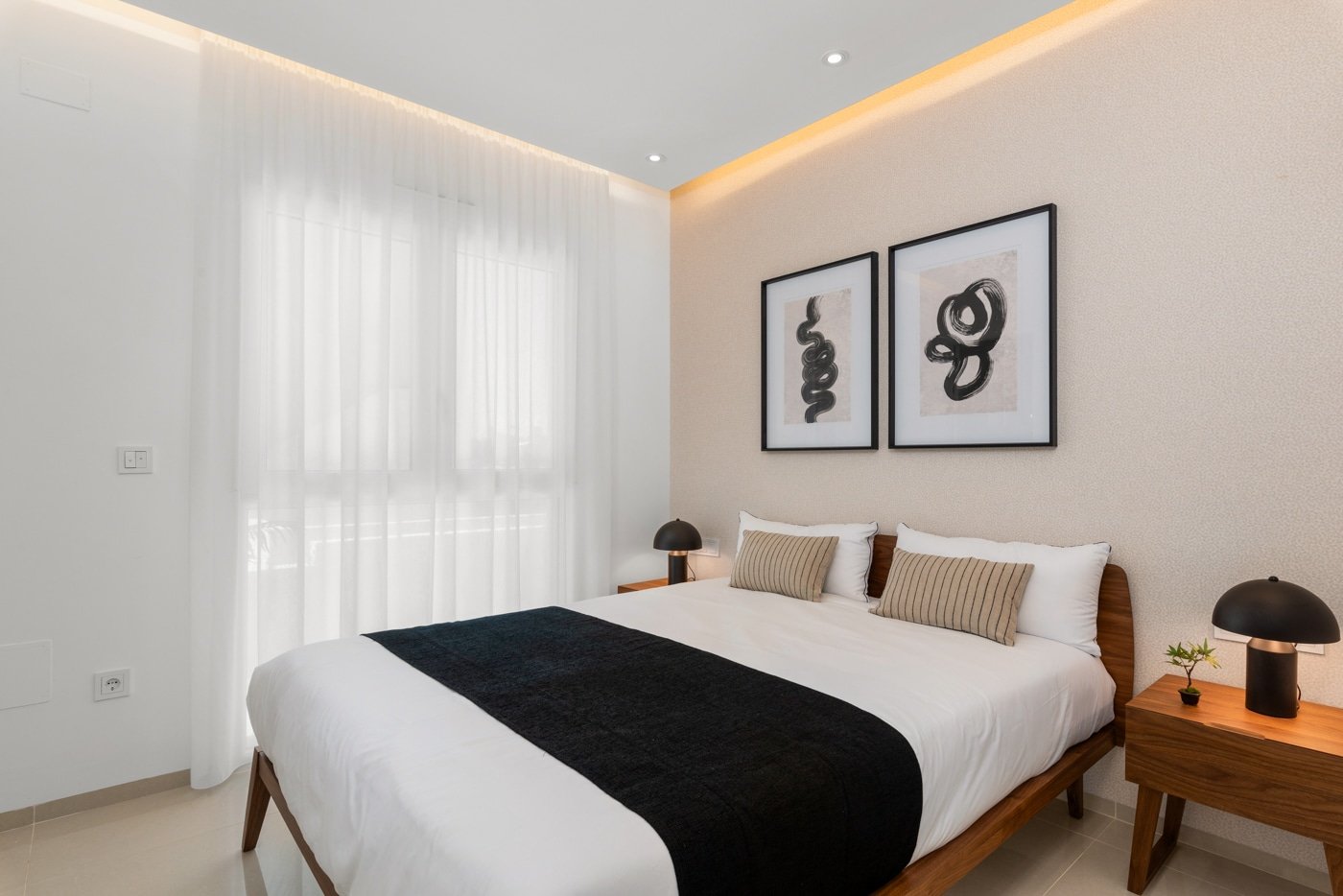 In der charmanten Stadt Rojales gelegen, bietet diese exklusive Wohnanlage eine Auswahl an Immobilien, darunter Apartments, Einfamilienhäuser und Pen