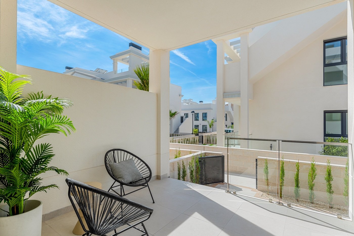 In der charmanten Stadt Rojales gelegen, bietet diese exklusive Wohnanlage eine Auswahl an Immobilien, darunter Apartments, Einfamilienhäuser und Pen