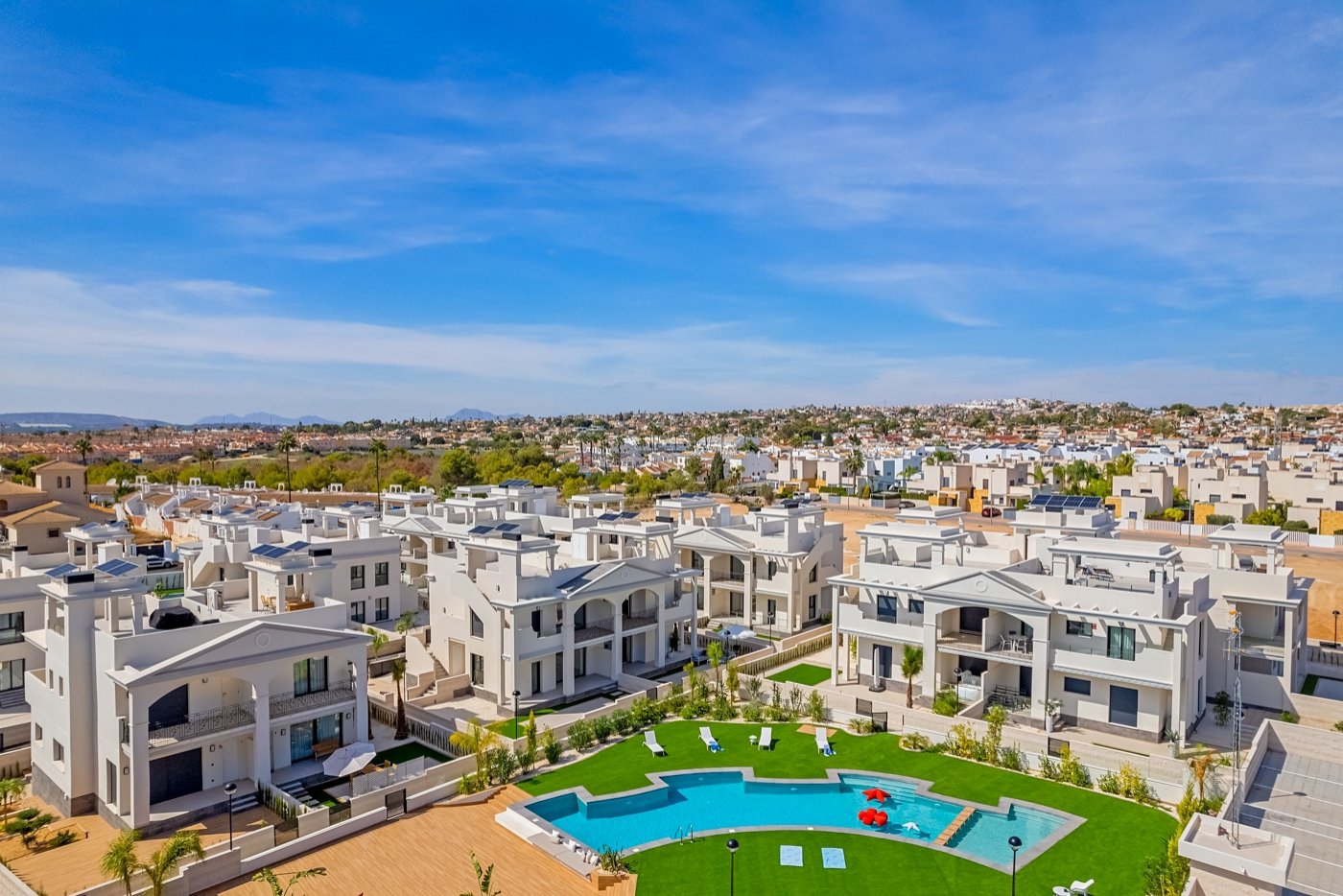 In der charmanten Stadt Rojales gelegen, bietet diese exklusive Wohnanlage eine Auswahl an Immobilien, darunter Apartments, Einfamilienhäuser und Pen