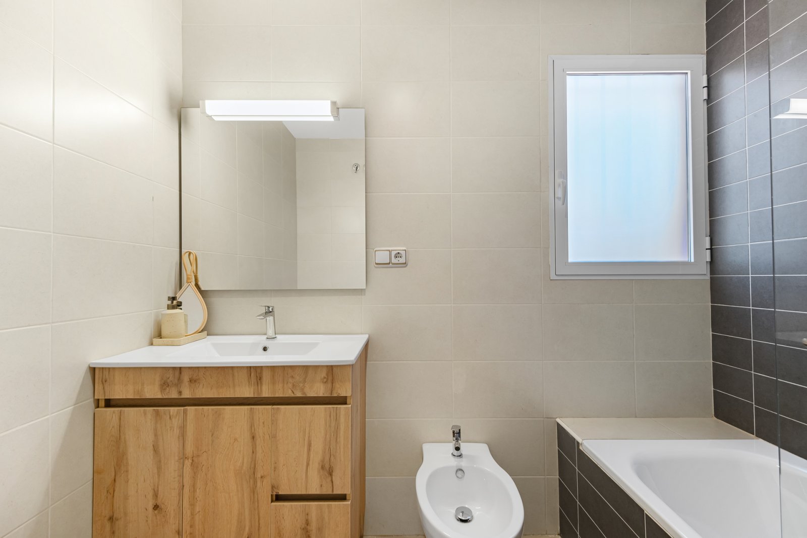 In der charmanten Stadt Orihuela gelegen, bietet diese Wohnanlage eine Vielzahl von Wohnoptionen, die unterschiedlichen Bedürfnissen und Lebensstilen