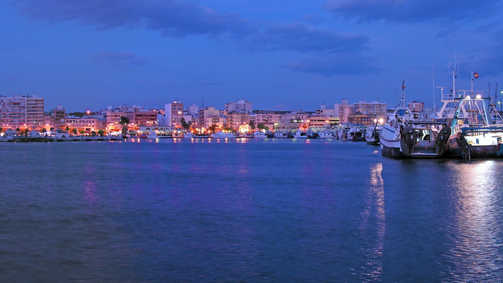 In der wunderschönen Stadt Alicante (Alacant) gelegen, bietet diese exklusive Wohnanlage eine Auswahl an Immobilien, darunter Wohnungen, Erdgeschossw